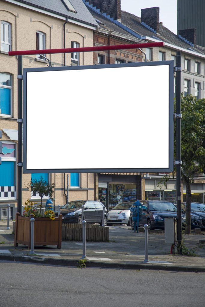 Cartel publicitario en blanco en un entorno urbano